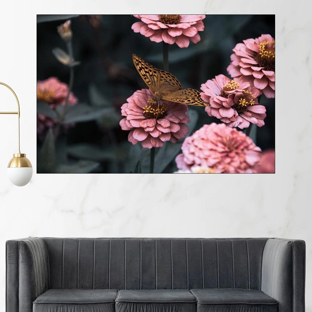 Пеперуда кацнала на цвете - картина пано за стена