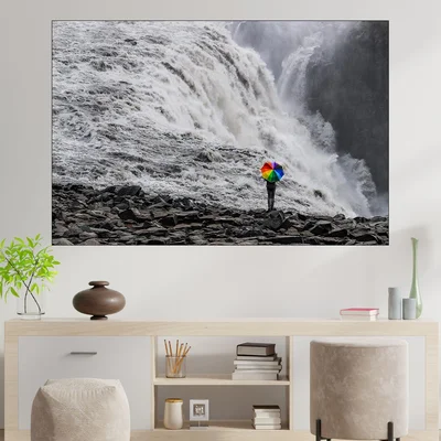 С чадър пред водопада - картина пано за стена