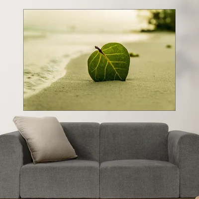 Зелено листо в пясъка - картина пано за стена